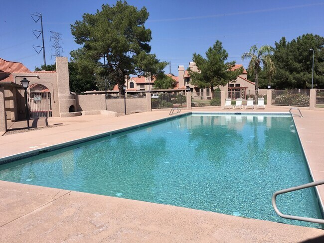 Building Photo - **MOVE-IN SPECIAL 50% OFF MOVE-IN MONTH!!!!** **BEAUTIFUL 3br/2ba TOWNHOME (ELLIOTT & ARIZONA AVE)**