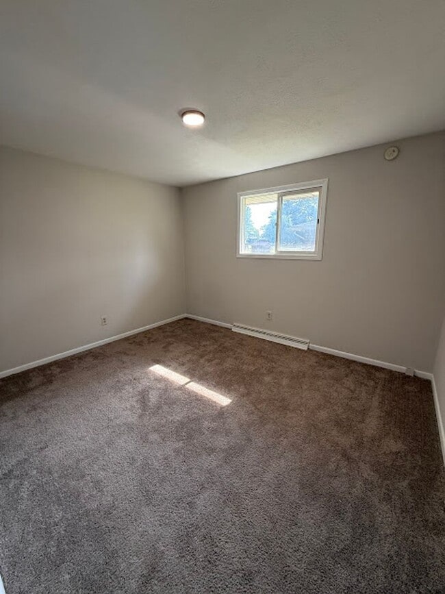 Building Photo - 2 Bedroom, 1 Bathroom Ready for Rent!