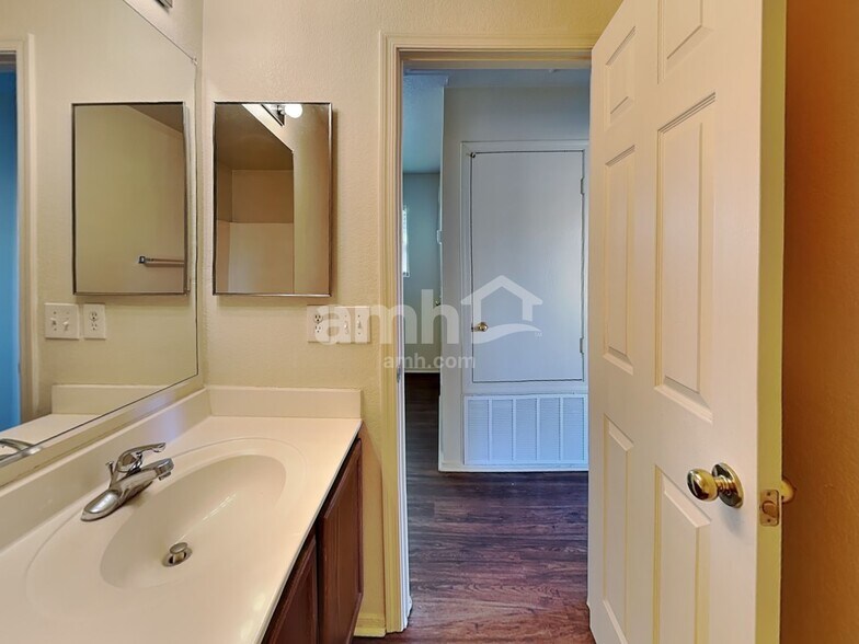 Building Photo - 9680 N 82nd Ln
