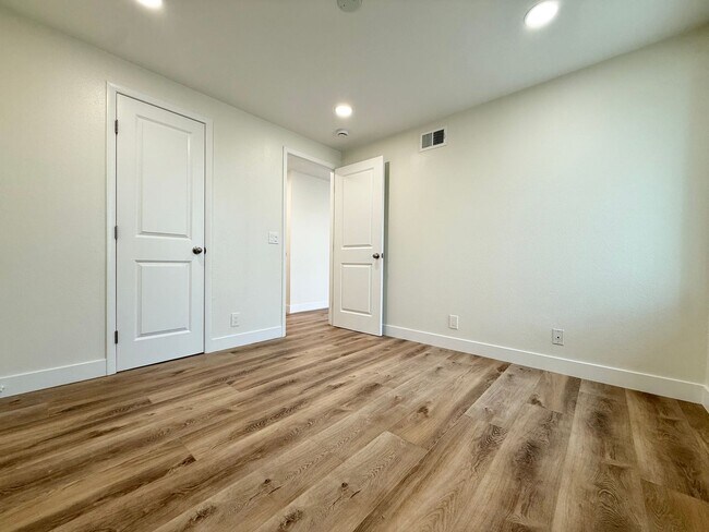 Building Photo - Spacious 5-Bedroom, 2-Bath Retreat in Quie...
