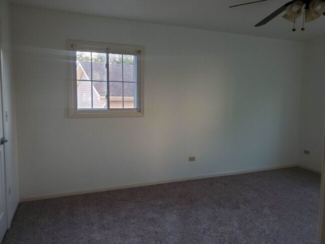 Building Photo - 833 Village Quarter Rd