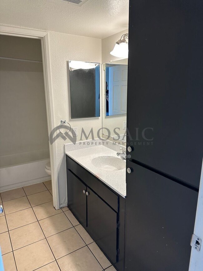 Building Photo - 2440 E Waltann Ln