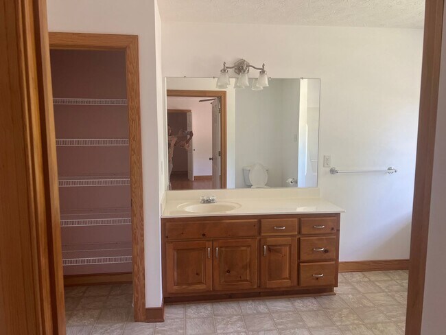 Building Photo - Rancher on 6.79 Acre Lot