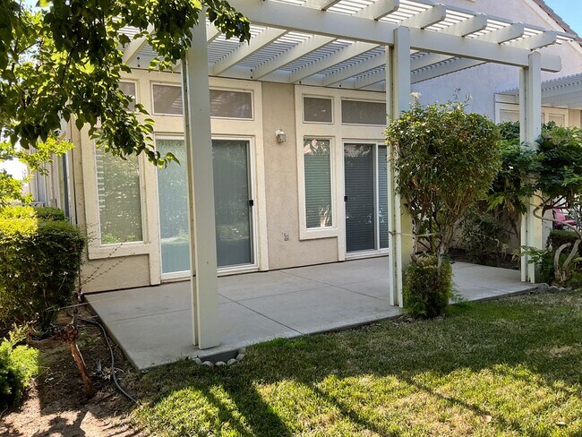 Building Photo - Gorgeous Summerset Duet in Gated 55+ Community