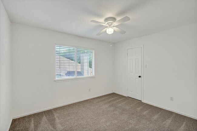 Building Photo - 412 Steeplechase Dr