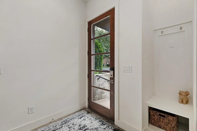 Building Photo - 818-813 13th Ave S