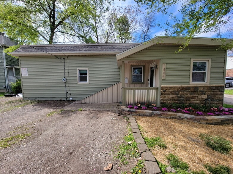 Primary Photo - 1445 Hunter Ave