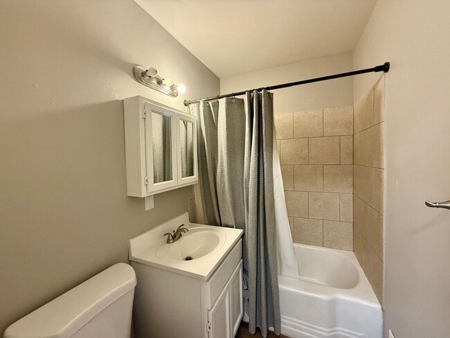 Building Photo - Freshly Renovated 2 Bedroom