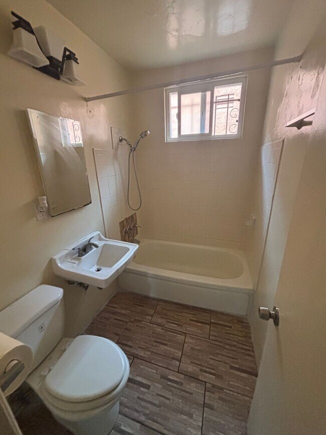 Building Photo - 229 E 89th St