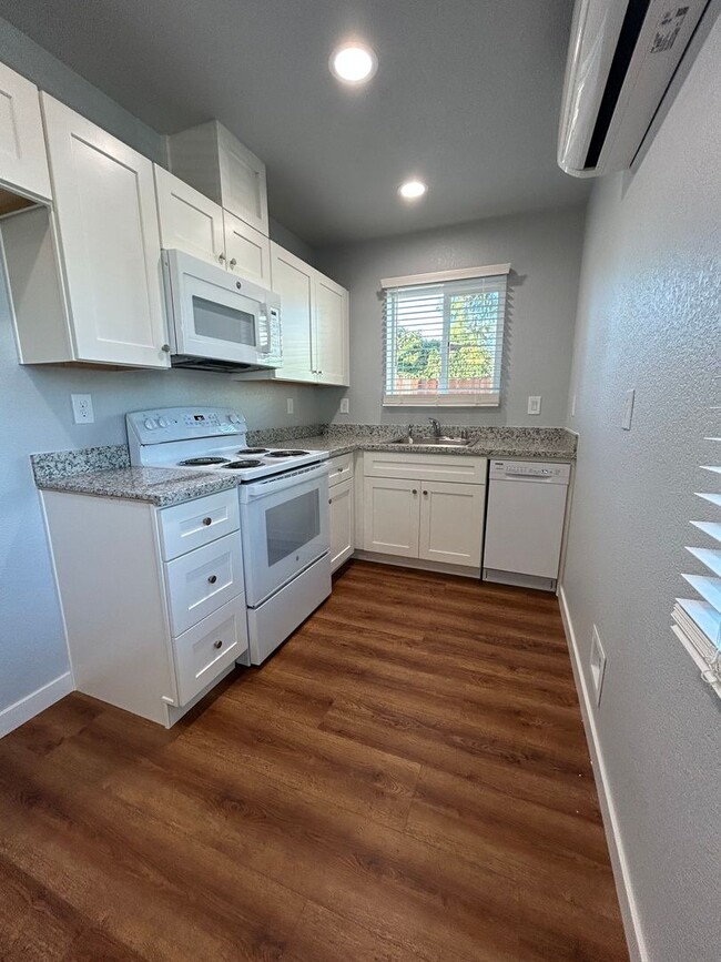 Building Photo - Charming, Brand-New Home Close to Downtown...