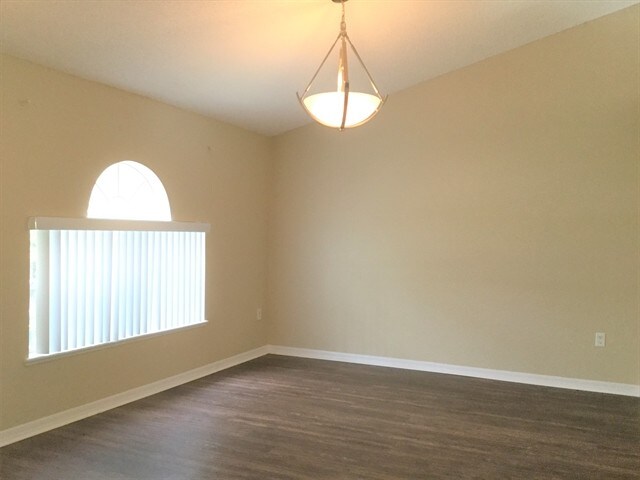 Building Photo - 1959 Alambra Cir