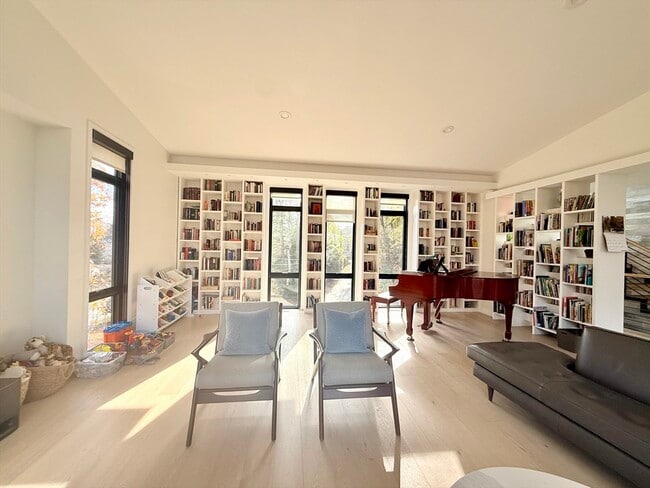 Building Photo - 6 Parkside Dr