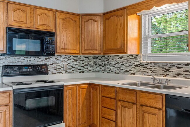 Building Photo - 33 Pershing Lake Dr