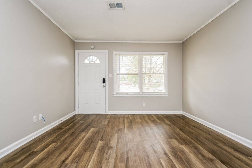 Building Photo - 114 Ravenwood Way