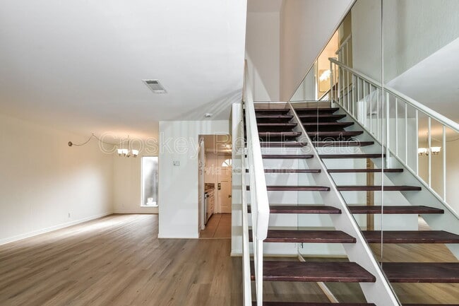 Building Photo - 5422 Roundtree Ct