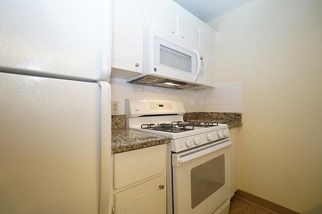 Building Photo - Spacious Condo with Parking, Heat/Hot Wate...