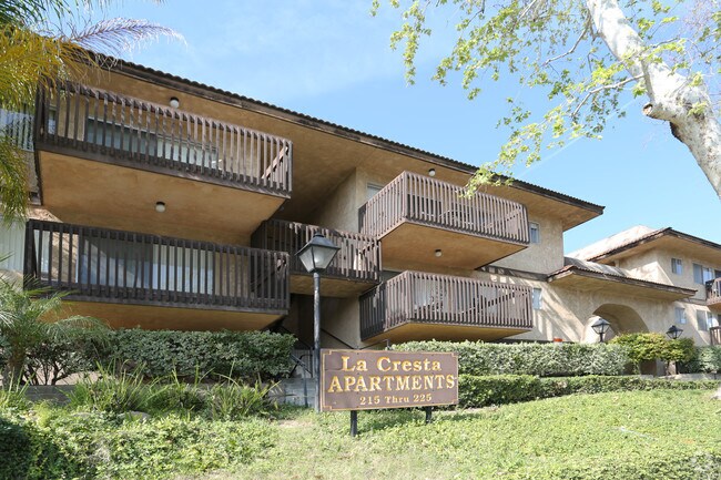 Building Photo - La Cresta Apartments
