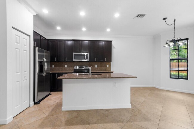 Building Photo - 10384 Wellington Parc Dr
