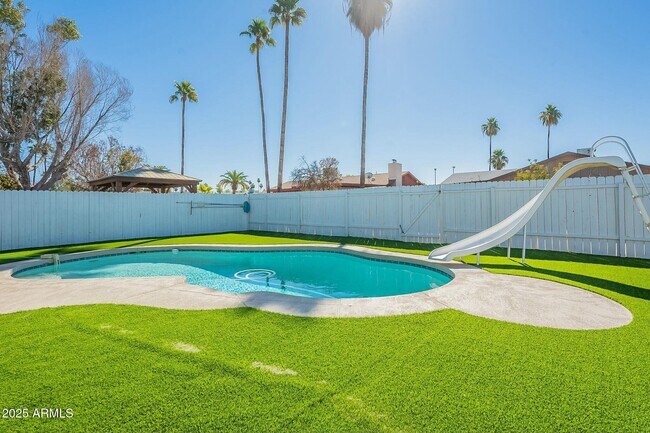 Building Photo - 1715 E El Parque Dr