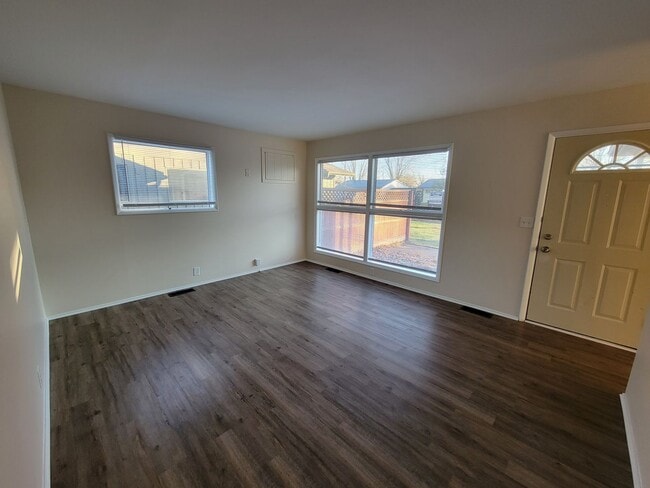 Building Photo - 4 bed, 2 bath, 2 car garage