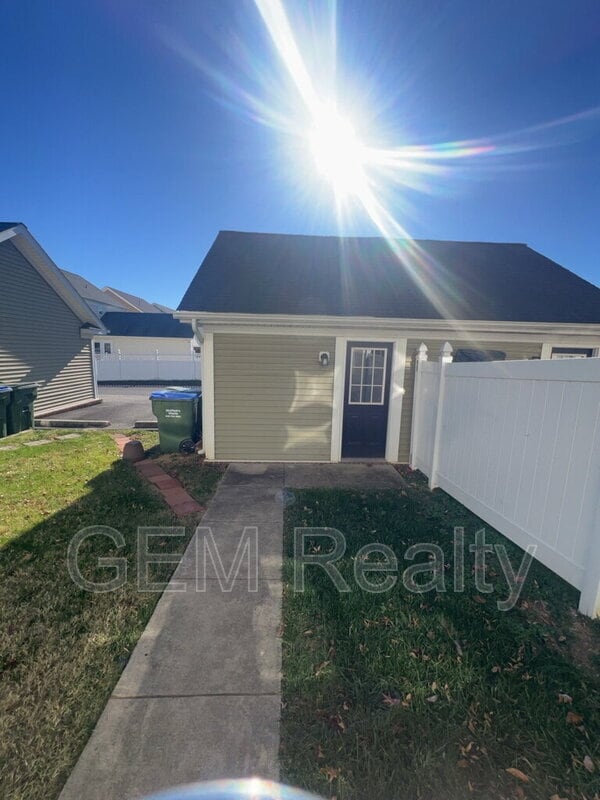 Building Photo - 7120 Azalea Dr