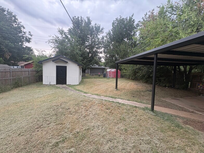 Building Photo - 2520 SW 45th St