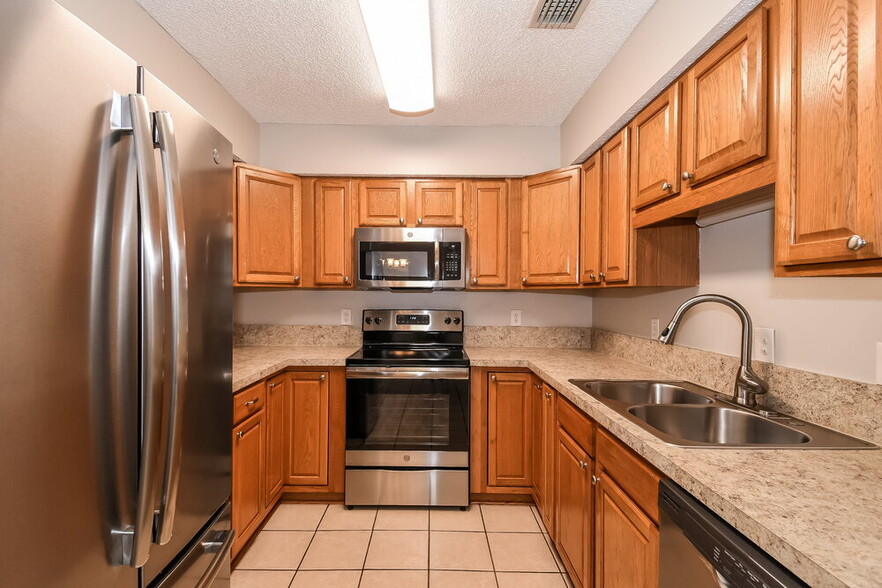 Building Photo - 9613 Villiers Dr N