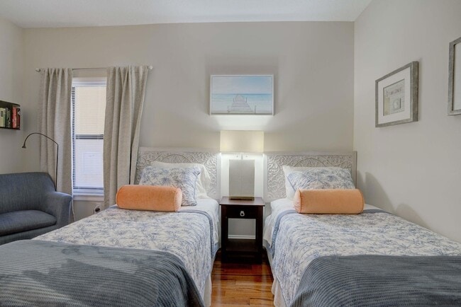 Building Photo - 500 Uno Lago Dr