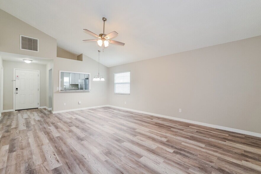 Building Photo - 550 Conure St