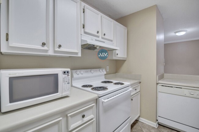 Building Photo - Beautiful Top Floor Villa in the Charming ...