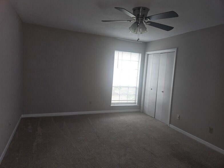 Building Photo - 3600 Chateau Dr