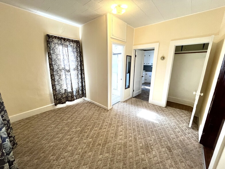 Building Photo - 221 N 7th St