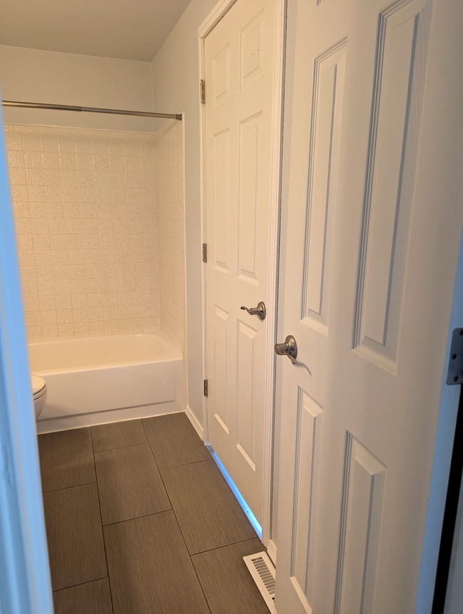 Building Photo - 2049 Kent Ct