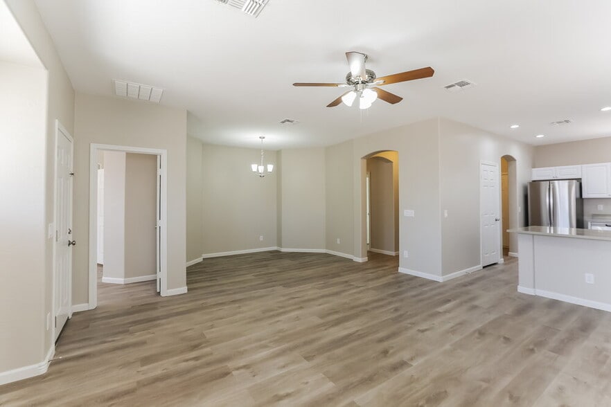 Building Photo - 8827 W Hess St