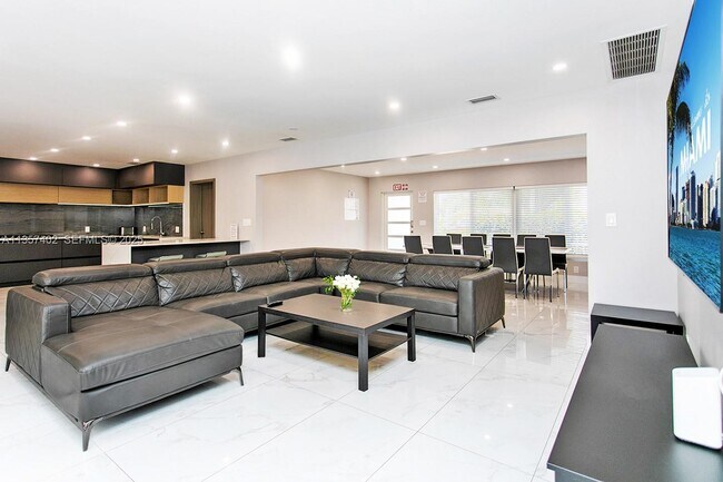 Building Photo - 1218 Hollywood Blvd