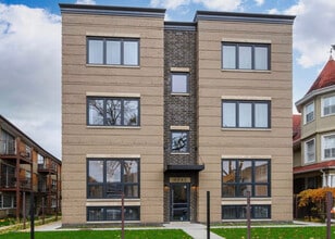 Building Photo - 4242 N Kedvale Ave