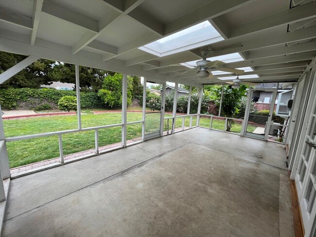 Building Photo - Upgraded 4+2 w/hardwood floors + great bac...