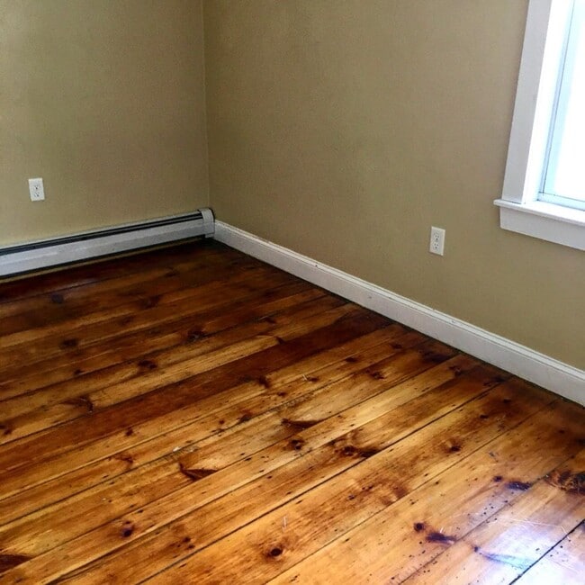 Building Photo - Spacious 4-Bedroom Home in Heart of Lowell