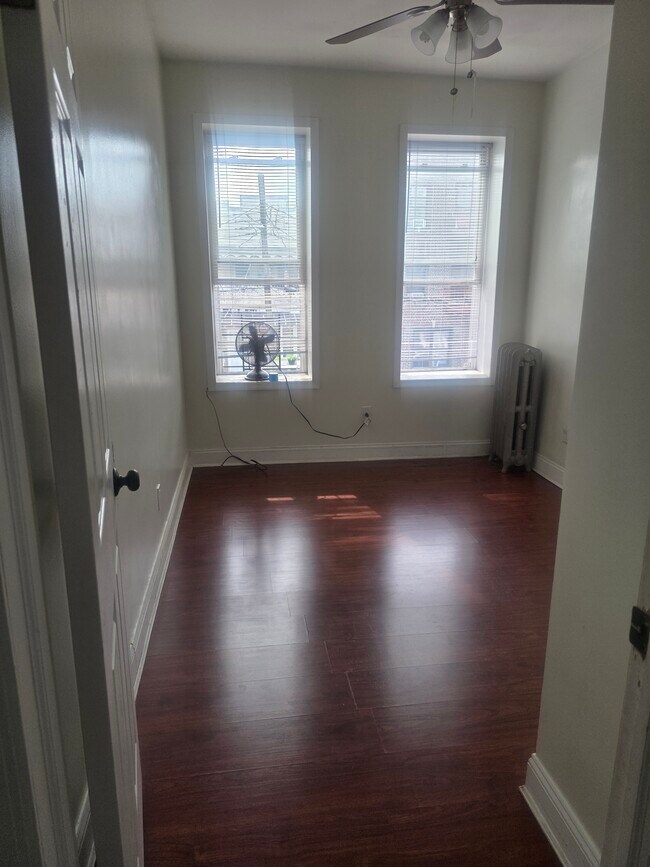 Building Photo - 355