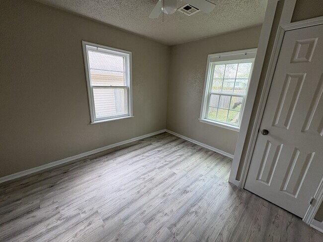 Building Photo - 240 East 30th St N