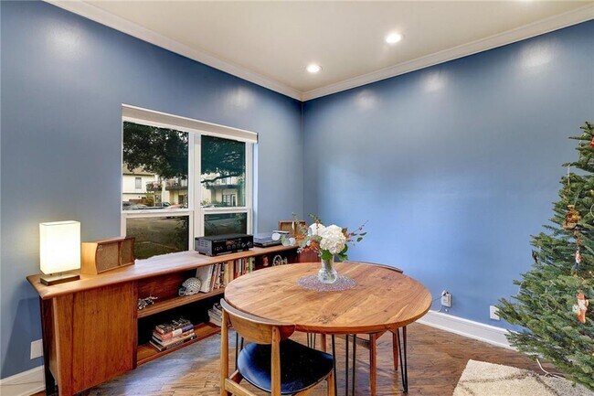 Building Photo - 1307 Kinney Ave