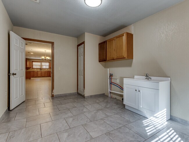 Building Photo - 1131 S Miles Ave