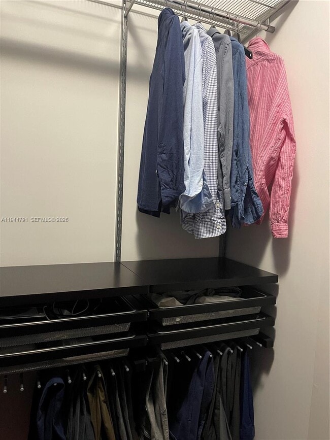 Building Photo - 909 NE 16th Terrace