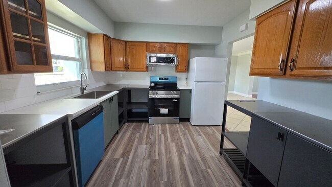 Building Photo - Four Bedroom Pool Home - Second Floor View of Manatee River