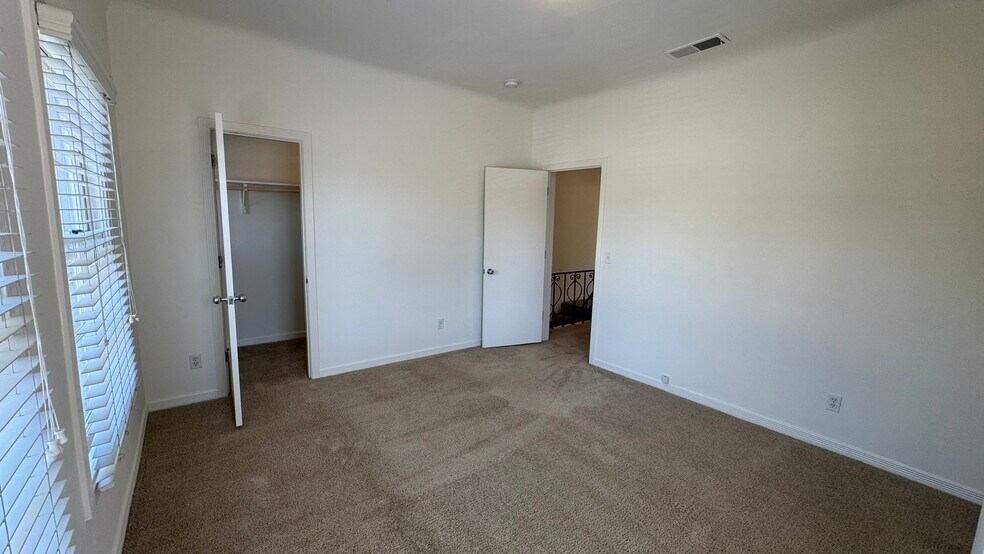 Building Photo - 10816 3/4 Lindbrook Dr