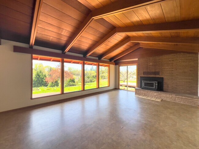 Building Photo - Charming 2 Bed / 2 Bath Home on 1.05 Acres...