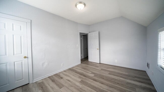 Building Photo - 411 S Yale Ave