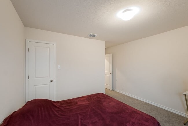 Building Photo - Private Cul-de-Sac Living with Spacious Backyard