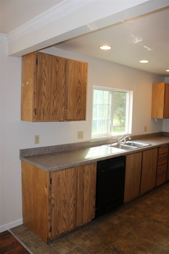 Building Photo - 3 Bedroom, 1.5 Bathroom House! Available now!