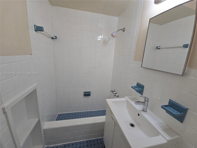 Building Photo - 1942 Monroe St